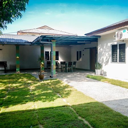 Adorable 3-Bedroom Home With Pool, Wi-Fi And Bbq Rembau 外观 照片