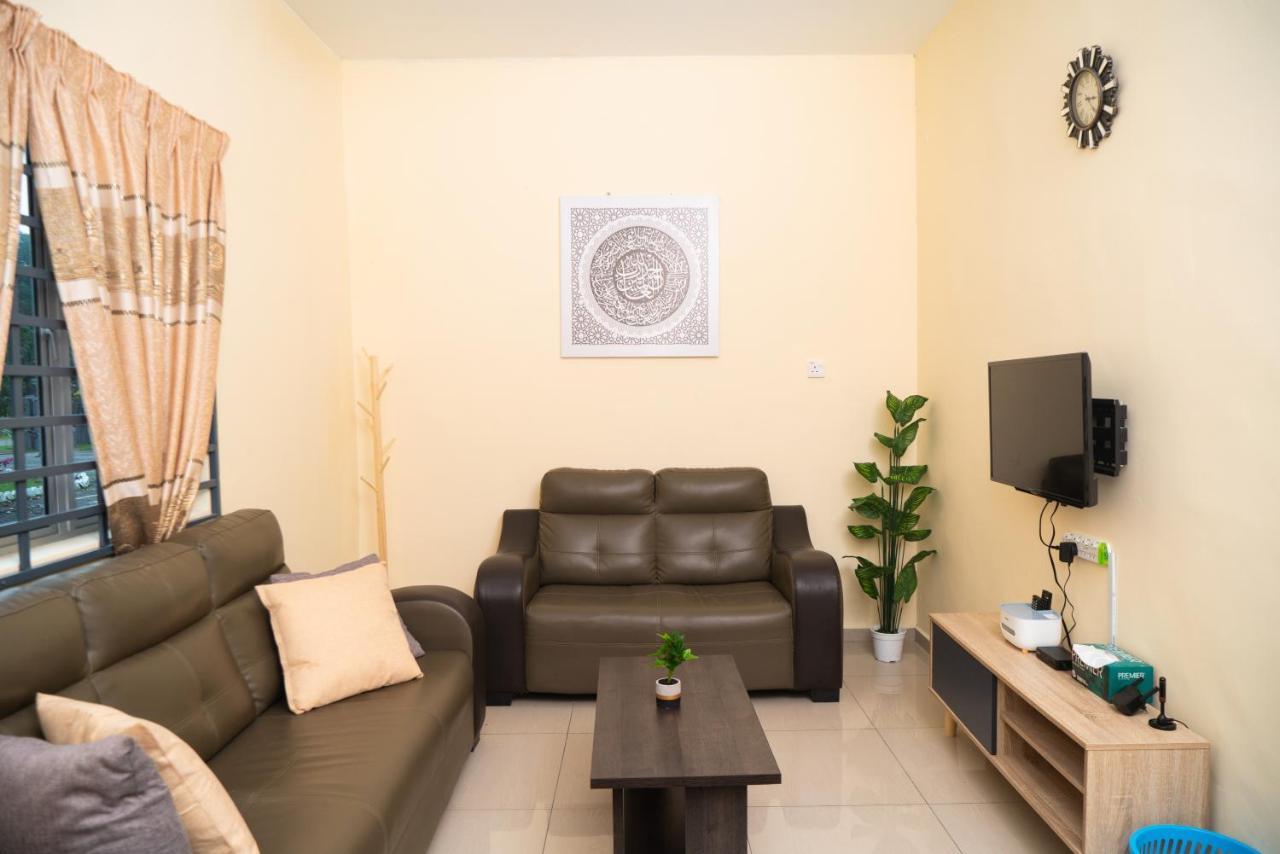 Adorable 3-Bedroom Home With Pool, Wi-Fi And Bbq Rembau 外观 照片